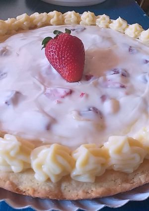 Una foto de Tarta de Crema pastelera y Frutillas bañada en Chocolate