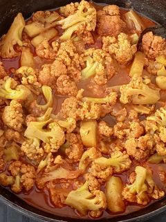 আলু ফুলকপির ডালনা(Aloo fulkopir dalna recipe in Bengali) রেসিপির প্রধান ছবি