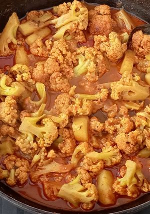 আলু ফুলকপির ডালনা(Aloo fulkopir dalna recipe in Bengali) রেসিপির প্রধান ছবি