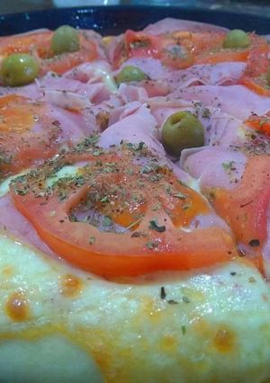 Una foto de Pizza de Jamón y tomate 🍕