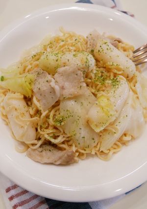 好簡單「台式炒泡麵」加年糕吃更飽！！ 的食譜成品照片