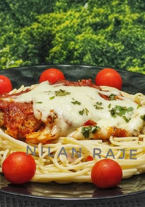 चिकन परमेसन विथ चिली गार्लिक स्पगेटी (chicken parmesan / chilli garlic spaghetti recipe in marathi) रेसिपी चे मुख्य फोटो 