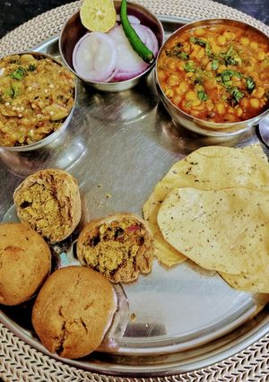 सत्तू स्टफ्ड लिट्टी चोखा, चने की दाल (यूपी, बिहार की फेमस डिश) रेसिपी मुख्य फोटो