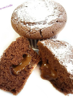 Una foto de Magdalenas de chocolate con corazón de dulce de leche