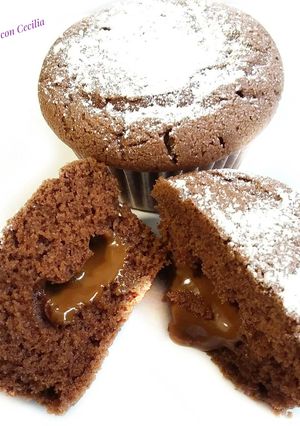 Una foto de Magdalenas de chocolate con corazón de dulce de leche