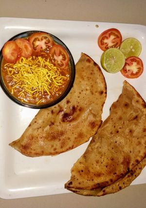 સ્વાદિષ્ટ ચટપટું સેવ ટામેટા નુ શાક (Sev Tomato Sabji Recipe In Gujarati) રેસીપી મુખ્ય ફોટો