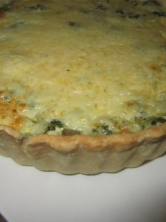 A picture of Spinach and mushroom quiche.