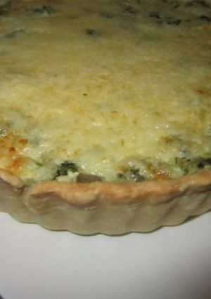 A picture of Spinach and mushroom quiche.