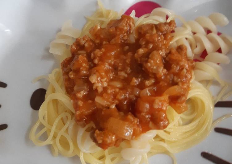 Bagaimana Menyiapkan Spaghetti with Homemade Bolognese Sauce Anti Gagal