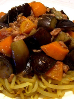 A picture of Curry-flavoured Bean Sprouts and Tuna over Thickened Veggie Sauce.