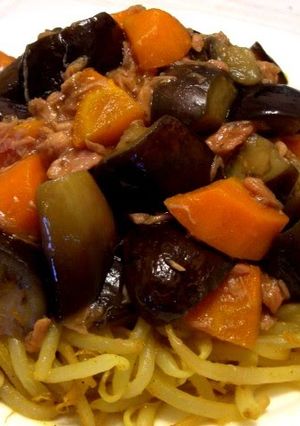 A picture of Curry-flavoured Bean Sprouts and Tuna over Thickened Veggie Sauce.