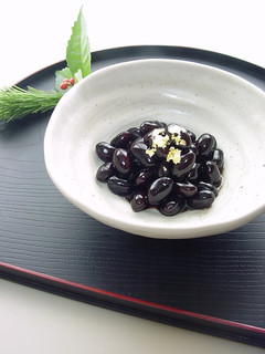 A picture of 'Kuromame' Simmered Black Soy Beans (For Osechi New Year's Feast).