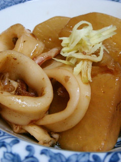A picture of Well-Flavoured Simmered Taro Roots, Daikon Radish, and Squid.