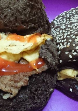 Foto resep homemade burger with black bun