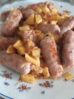 Una foto de Salchichas frescas con cebolla caramelizada