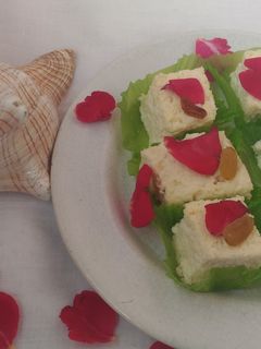 রোজ ফ্লেভারড স্টীম সন্দেশ (rose flavoured steam sandesh recipe in Bengali) রেসিপির প্রধান ছবি