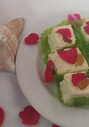 রোজ ফ্লেভারড স্টীম সন্দেশ (rose flavoured steam sandesh recipe in Bengali) রেসিপির প্রধান ছবি