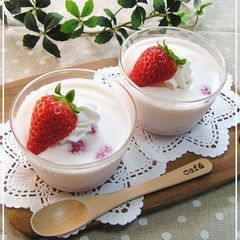 A picture of Easy Strawberry Milk Pudding in the Microwave.