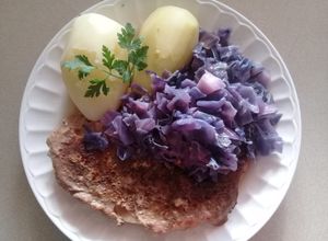 Una foto de Pulpa de cerdo, repollo morado a la mantequilla y papas cocidas