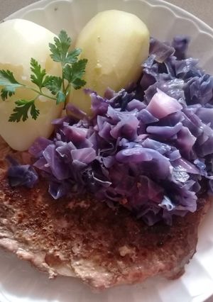Una foto de Pulpa de cerdo, repollo morado a la mantequilla y papas cocidas