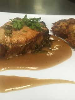 Una foto de Lomo De Cerdo En Salsa De Tamarindo Con Guarnición De Papas Rosti 🥔 🐷