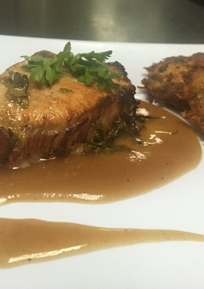 Una foto de Lomo De Cerdo En Salsa De Tamarindo Con Guarnición De Papas Rosti 🥔 🐷
