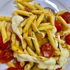 Una foto de Pasta con tomates cherry
