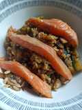 Arroz de sushi con salmón marinado y verduras salteadas