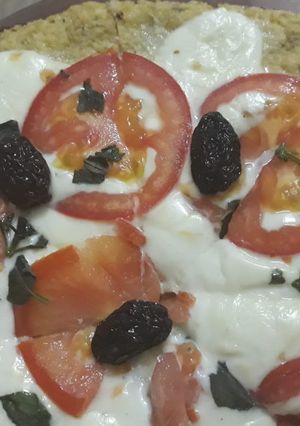 Una foto de Pizza casera (MASA DE COLIFLOR)