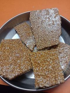 તલ ની ચીકી (Til Chiki Recipe In Gujarati) રેસીપી મુખ્ય ફોટો