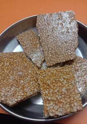 તલ ની ચીકી (Til Chiki Recipe In Gujarati) રેસીપી મુખ્ય ફોટો