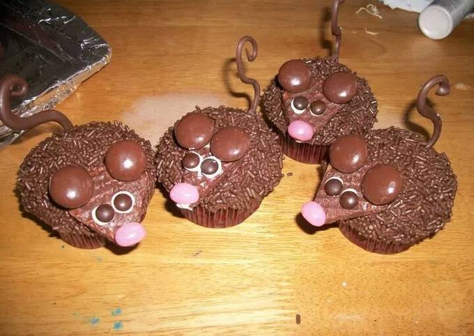 How to Prepare Ultimate Mouse Invasion Cupcakes