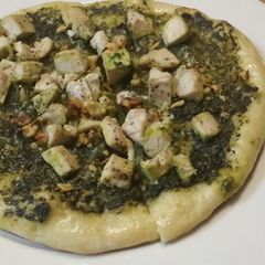 A picture of Iz's Chicken Pesto Pizza.