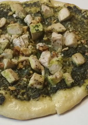 A picture of Iz's Chicken Pesto Pizza.