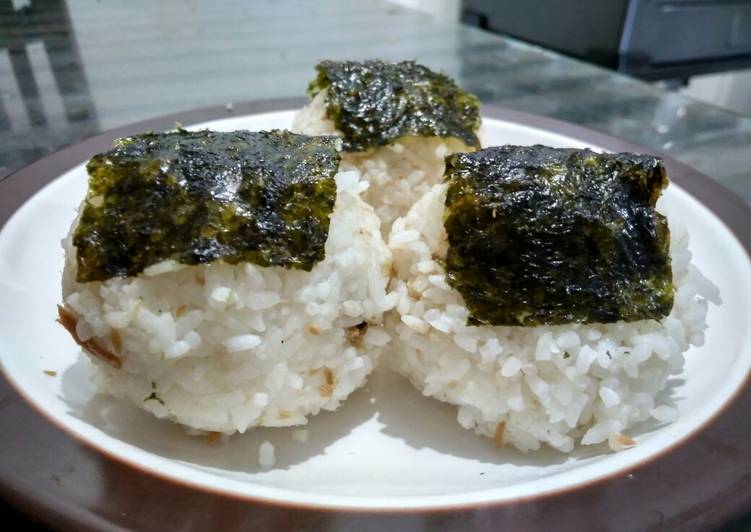 Onigiri cita rasa Indonesia (cocok untuk bekal anak)