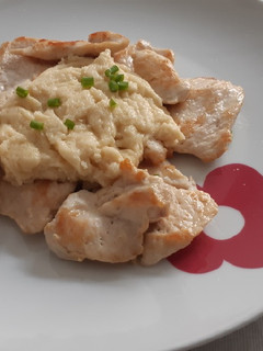 Una foto de Pechuga de pollo en salsa de queso