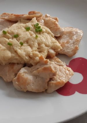 Una foto de Pechuga de pollo en salsa de queso