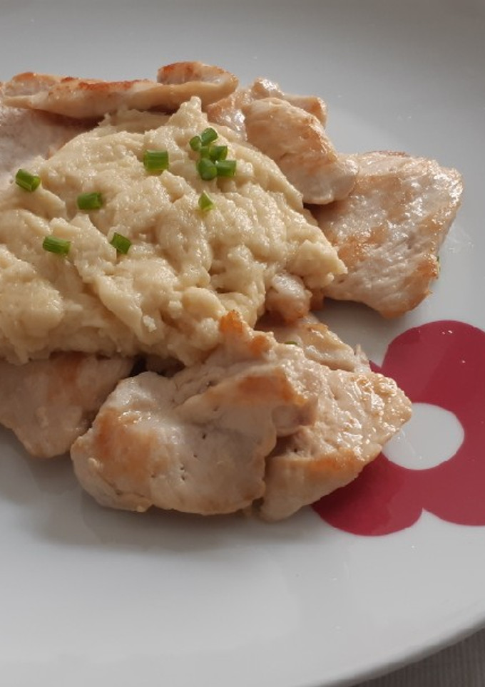 Una foto de Pechuga de pollo en salsa de queso