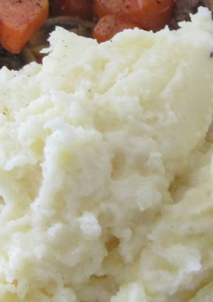 A picture of Creamy and easy mashed potatoes.