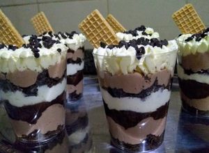 Una foto de Trifle de chocolate bananas y ron🍫🍌