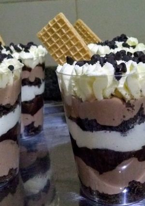 Una foto de Trifle de chocolate bananas y ron🍫🍌