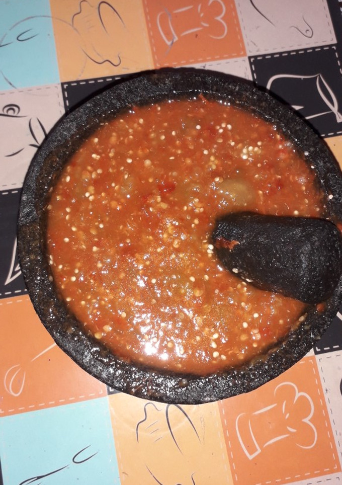 Una foto de Salsa de molcajete, echa con caldo de verduras