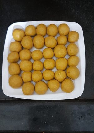 बेसन के लड्डू(besan laddu recipe in hindi) रेसिपी मुख्य फोटो