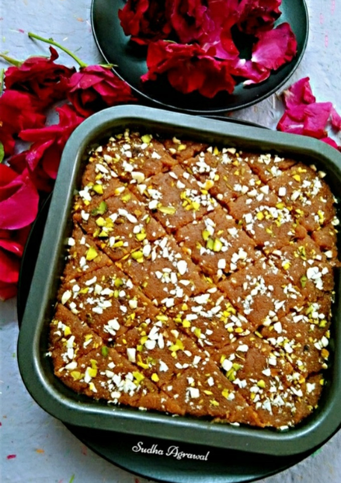 तरबूज छिलके की गुड़ वाली बर्फी (tarbuj chilke ki gur wali barfi recipe in Hindi) रेसिपी मुख्य फोटो