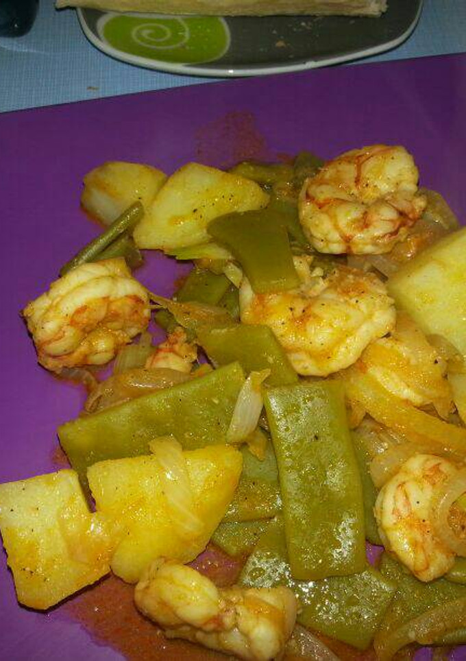 Una foto de Salteado de verduras con langostinos