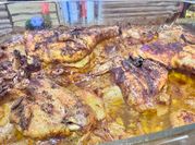 Una foto de pollo al horno con tomillo