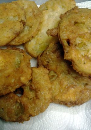 A picture of skunks fried geen tomatoes.
