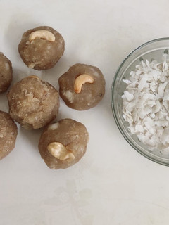 அவல் லட்டு (Aval laddo recipe in tamil) செய்முறை முக்கிய புகைப்படம்