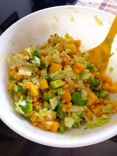 Una foto de Ensalada de aguacate, mango y maicitos. Súper fácil!!!