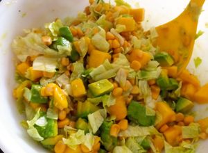 Una foto de Ensalada de aguacate, mango y maicitos. Súper fácil!!!